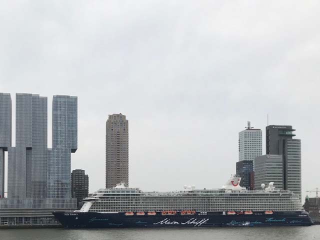 Cruiseschip ms Mein Schiff 3 van TUI Cruises aan de Cruise Terminal Rotterdam